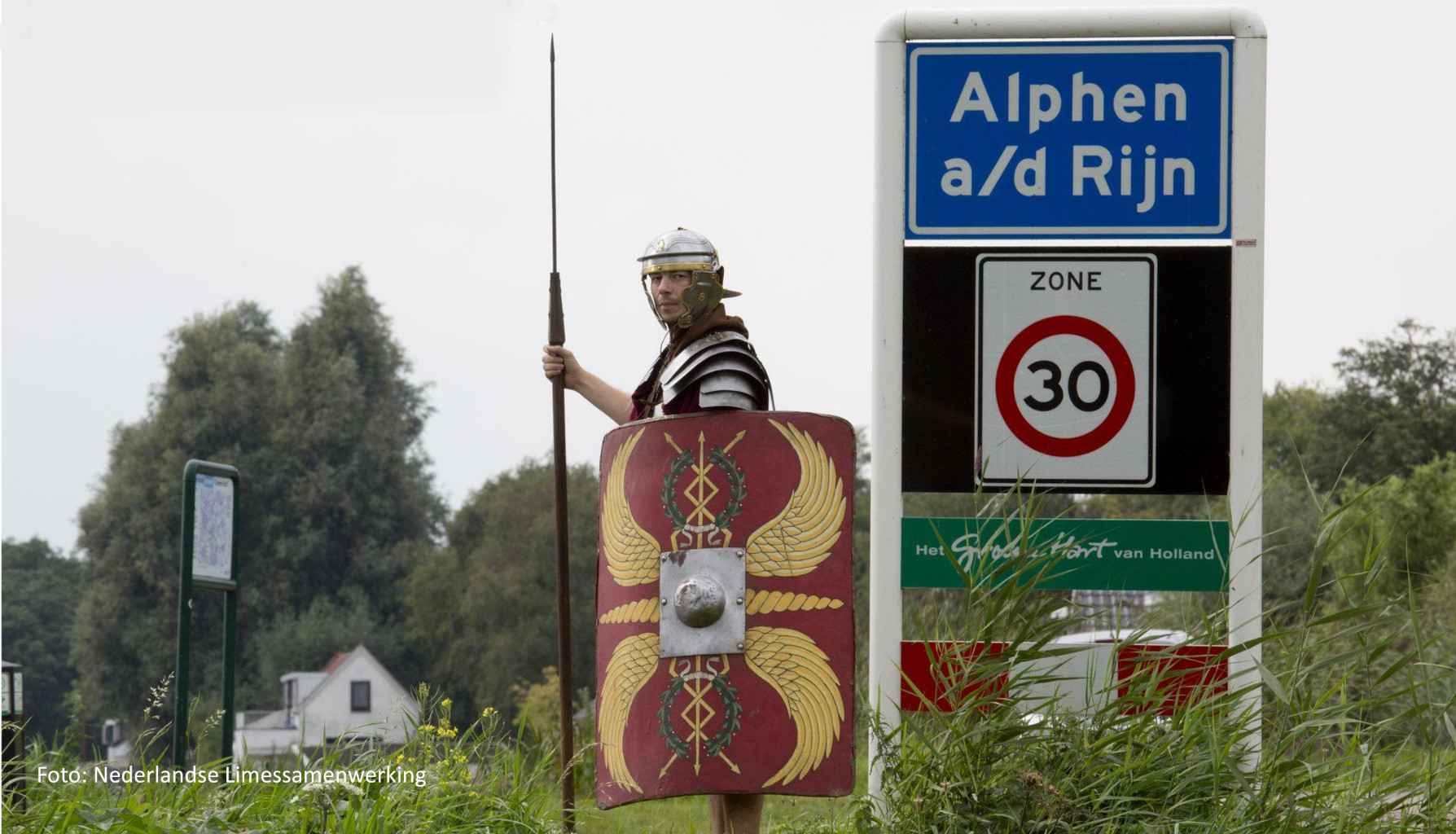 Romein bij bord Alphen a/d Rijn